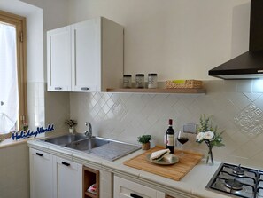 Kühlschrank, Ofen, Kochgeschirr/Geschirr/Besteck