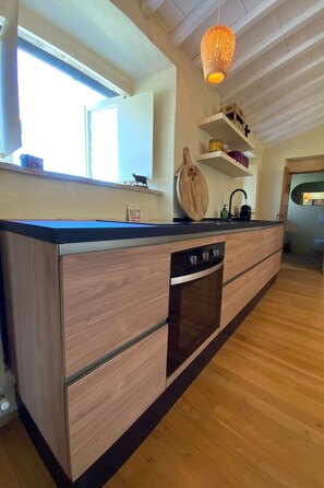 Refrigerador, horno, lavavajillas y utensilios de cocina 