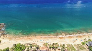 A beach with clear waters, a sandy shore, and palm trees. - Kamaole Nalu 403 - Ocean View - New DESIGNER Remodel wA/C (Kihei)