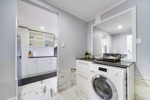 Interior - Home Away From Home (Titirangi Auckland)