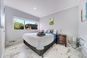 Iron/ironing board, WiFi, bed sheets - Home Away From Home (Titirangi Auckland)