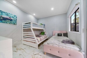 Silitysrauta/-lauta, Wi-Fi, vuodevaatteet