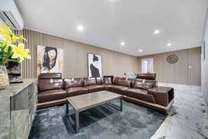 Living area - Home Away From Home (Titirangi Auckland)
