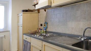 Frigorifero, microonde, pentole/stoviglie/utensili