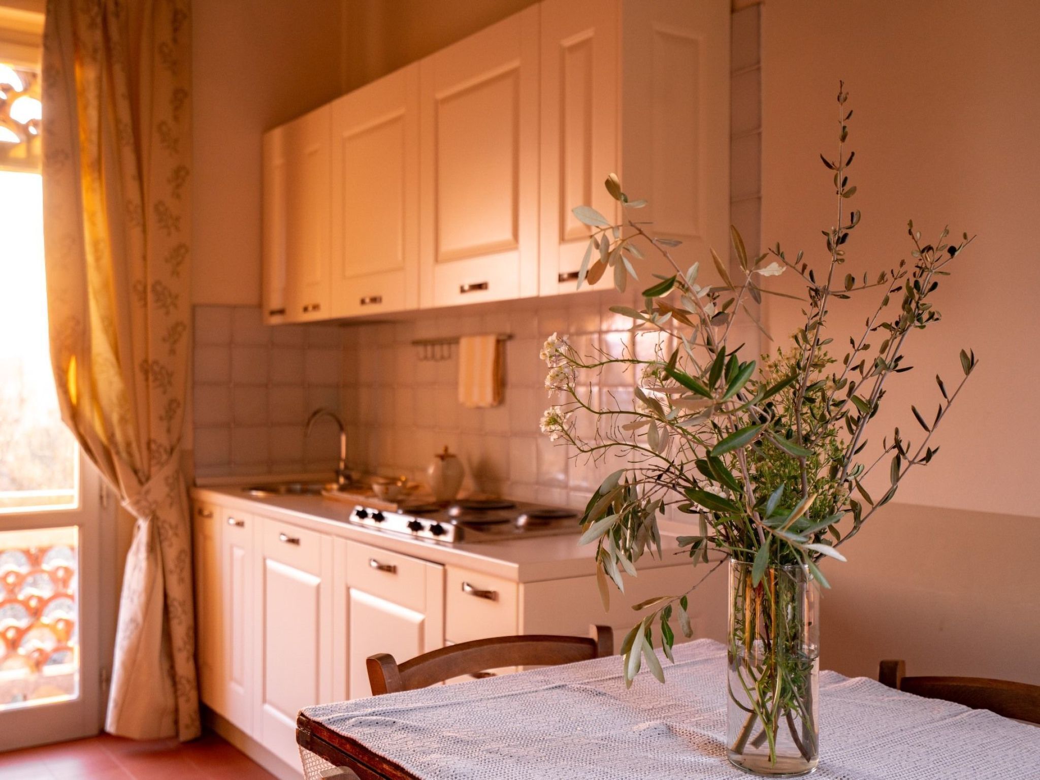 Fridge, cookware/dishes/utensils