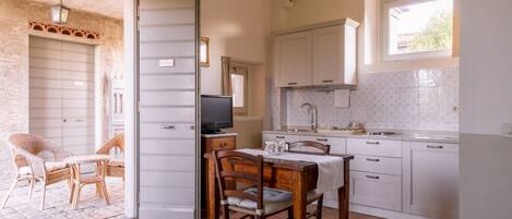 Fridge, cookware/dishes/utensils