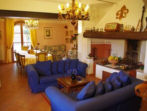 TV, caminetto, lettore DVD