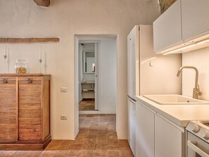 Kühlschrank, Ofen, Geschirrspüler, Kochgeschirr/Geschirr/Besteck