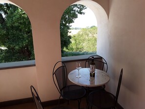 Outdoor dining - LaPorcilaia, Ferienwohnung mit Seeblick. by Interhome (Bagnoregio)