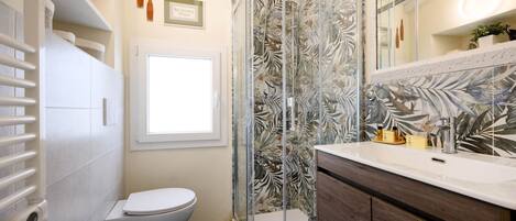 Shower, bidet, towels, shampoo