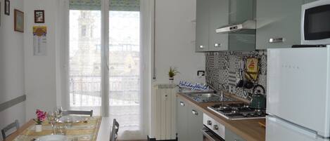 Frigorífico, horno y utensilios de cocina