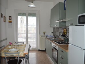 Réfrigérateur, four, batterie de cuisine, vaisselle et ustensiles