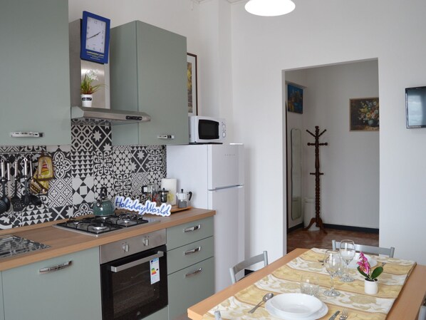 Réfrigérateur, four, batterie de cuisine, vaisselle et ustensiles