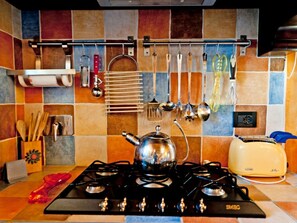 Frigorifero, microonde, forno, lavastoviglie