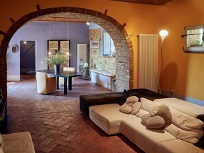 TV, caminetto, lettore DVD