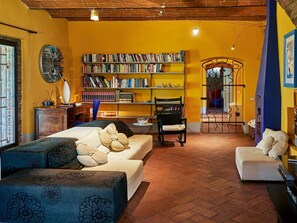 TV, caminetto, lettore DVD