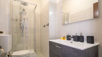 Doccia, bidet, asciugamani, carta igienica