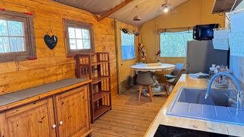 Kylskåp, mikrovågsugn, diskmaskin och grytor/köksredskap