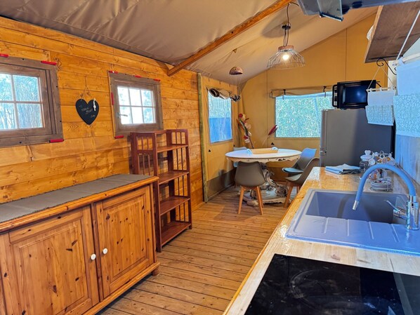 Kylskåp, mikrovågsugn, diskmaskin och grytor/köksredskap