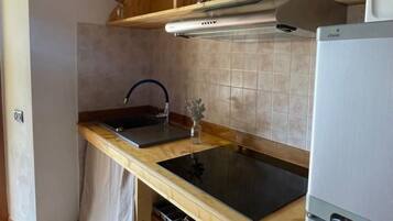 Geladeira, micro-ondas, talheres/pratos/utensílios de cozinha