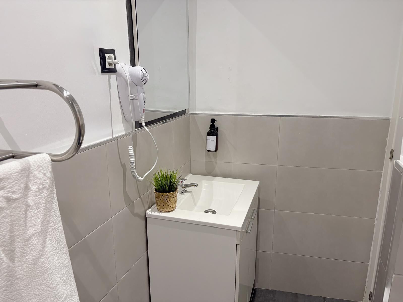 Secador de pelo, toallas, jabón y papel higiénico