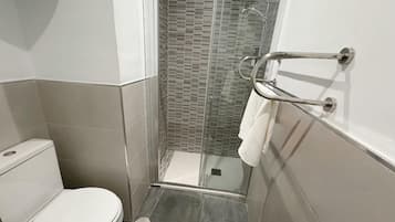 Een haardroger, handdoeken, zeep, toiletpapier
