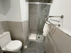Een haardroger, handdoeken, zeep, toiletpapier