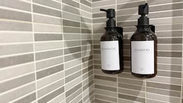 Secador de pelo, toallas, jabón y papel higiénico