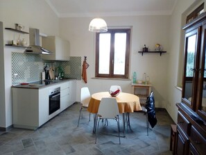 Fridge, microwave, oven, cookware/dishes/utensils - In den Weinberg eingetaucht by Interhome (Bevagna)