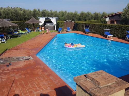 Pfirsichhaus mit Schwimmbad, Jacuzzi und privatem Garten by Interhome