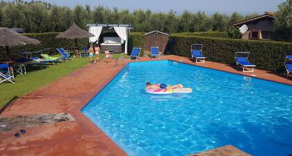 Pfirsichhaus mit Schwimmbad, Jacuzzi und privatem Garten by Interhome