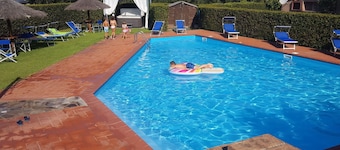 Pfirsichhaus mit Schwimmbad, Jacuzzi und privatem Garten by Interhome