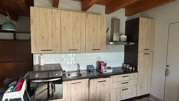 Kühlschrank, Ofen, Geschirrspüler, Kochgeschirr/Geschirr/Besteck