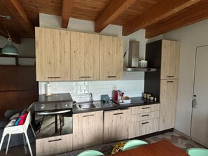 Kühlschrank, Ofen, Geschirrspüler, Kochgeschirr/Geschirr/Besteck