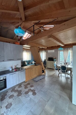 Kühlschrank, Ofen, Geschirrspüler, Kochgeschirr/Geschirr/Besteck