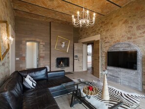 Télévision, cheminée