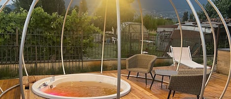 Bañera de hidromasaje al aire libre