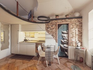 Kühlschrank, Ofen, Kochgeschirr/Geschirr/Besteck