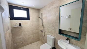 Dusche, Haartrockner, Bidet, Handtücher