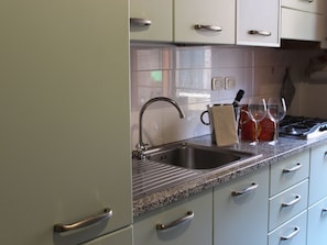 Kühlschrank, Ofen, Kochgeschirr/Geschirr/Besteck