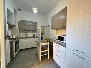 Frigorifero, microonde, forno, lavastoviglie