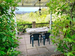 Outdoor dining - Vier-Zimmer-Wohnung 2 Bäder mit Schwimmbad zur alleinigen Nutzung by Interhome (Castelfalfi)