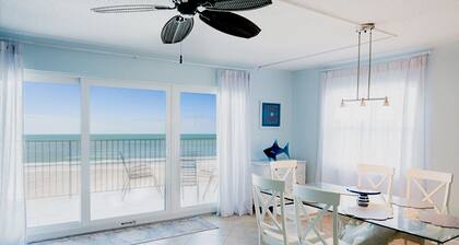 Beautifully styled 2bedroom Gulfview and Canal view condo restful Indian Shores