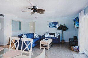 TV - Beautifully styled 2bedroom Gulfview and Canal view condo restful Indian Shores (Indian Shores)