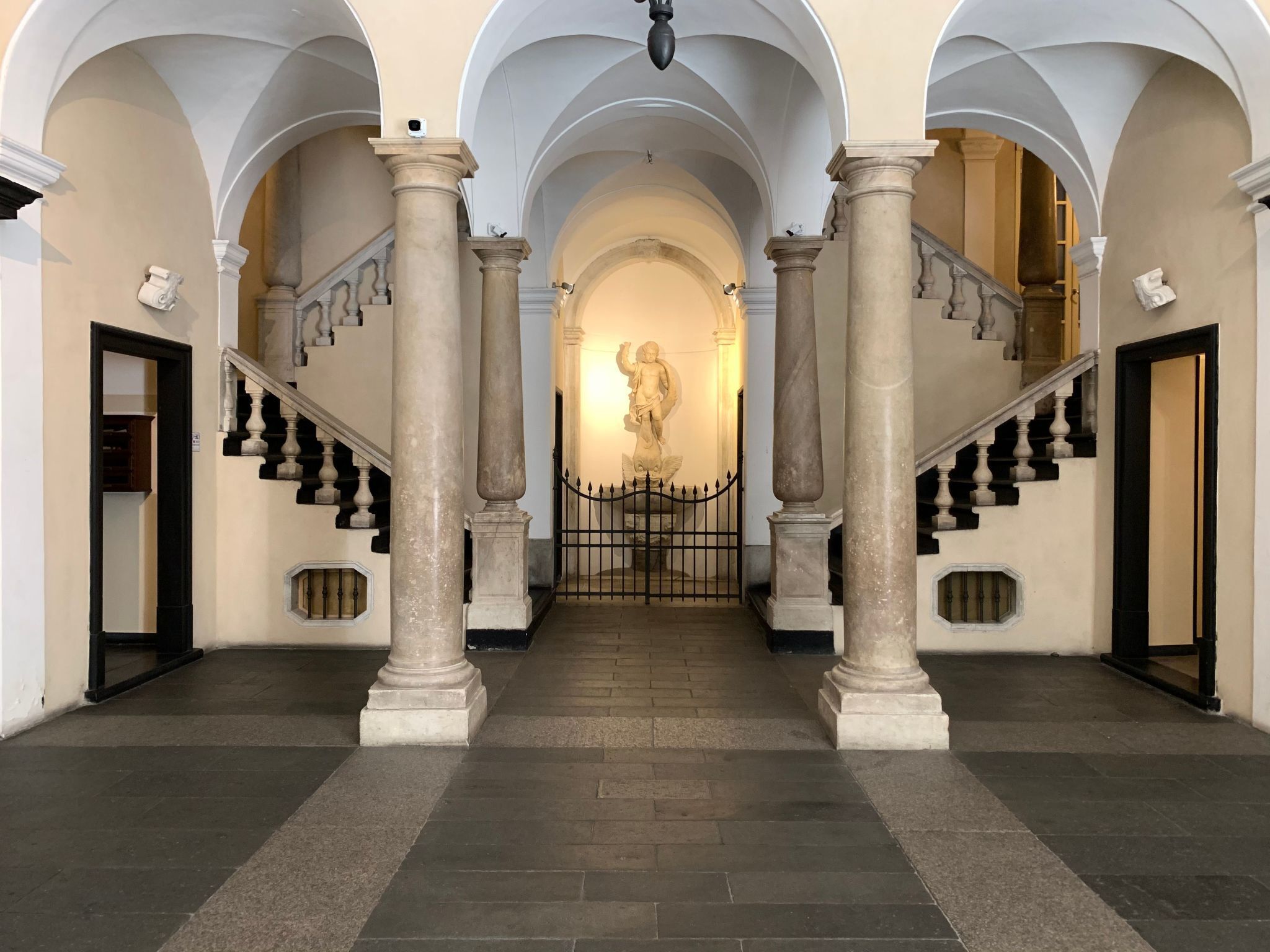 المنشأة من الداخل