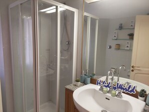 Bathroom - Casetta Albaro von Holiday World by Interhome (Genova)