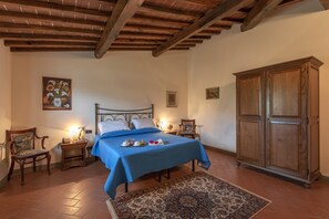 Habitación doble Confort | Caja de seguridad en la habitación y escritorio