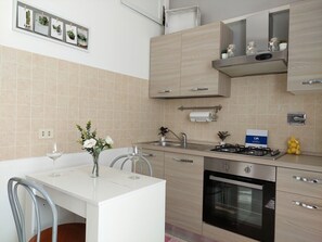 Fridge, microwave, oven, cookware/dishes/utensils - Dany House by Holiday World by Interhome (Genova)