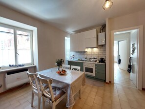 Fridge, microwave, oven, cookware/dishes/utensils - Geheimes Nest von Holiday World by Interhome (Genova)