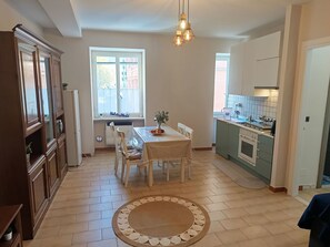 Fridge, microwave, oven, cookware/dishes/utensils - Geheimes Nest von Holiday World by Interhome (Genova)